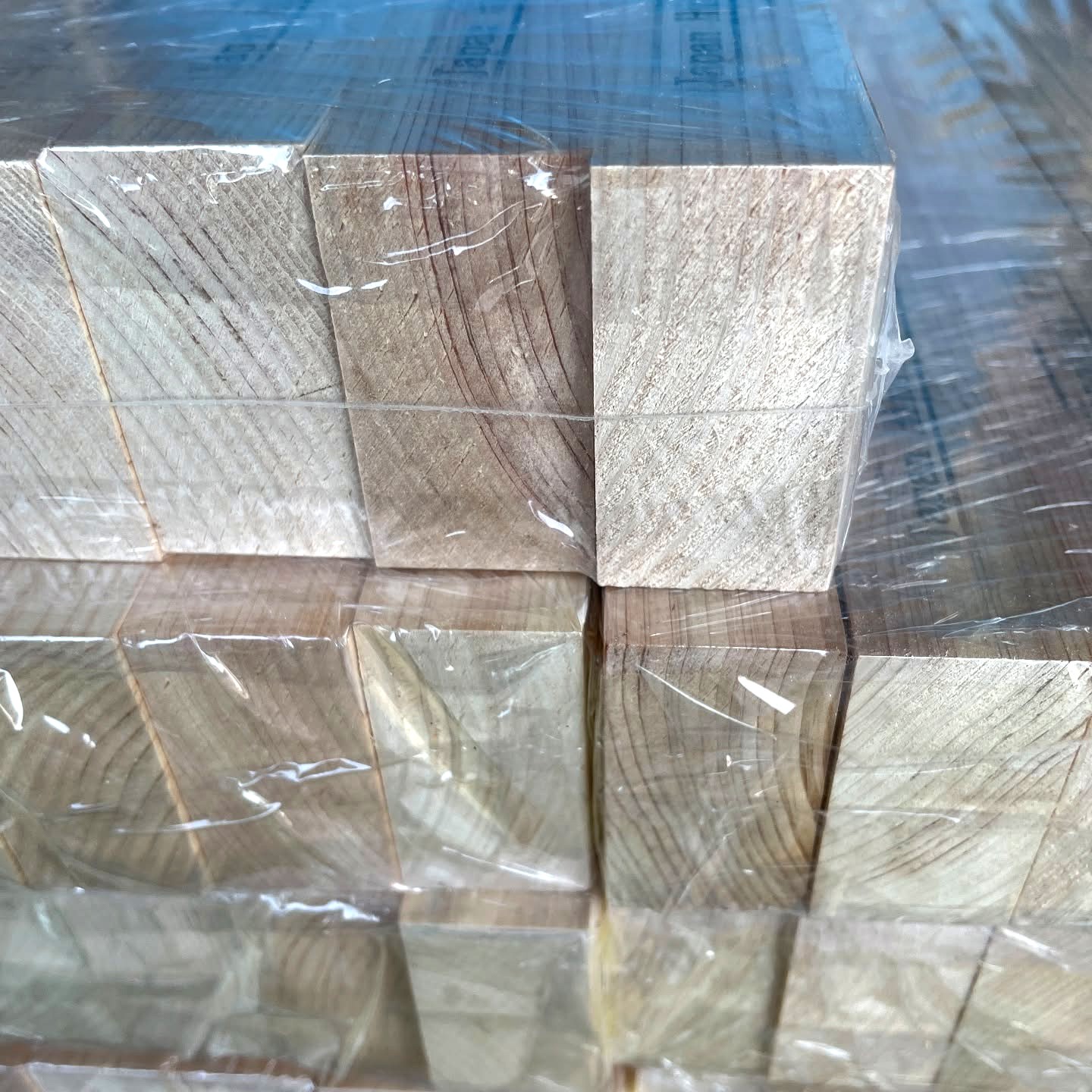 禾森宅日檜角材端面近拍，年輪紋理連續完整、無拼接痕跡