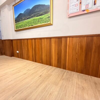 日杉企口壁板加柚木染色，牆面翻新施工完成